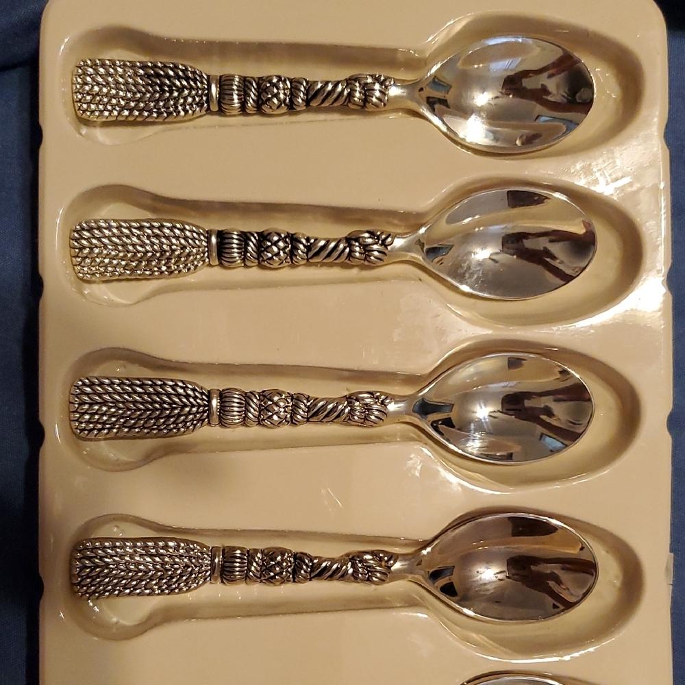 Sophisticated Silver Flatware Set with Ornate Design - Picture 5 of 6